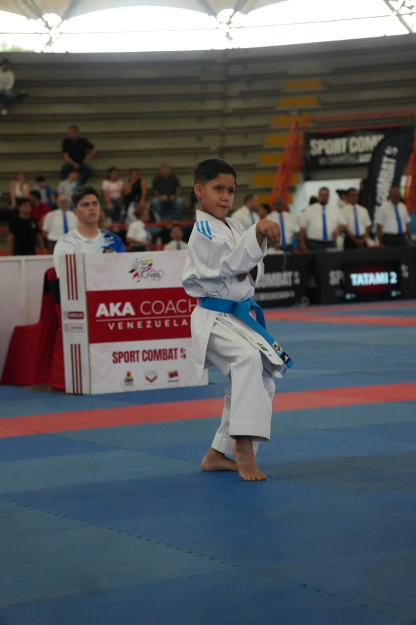 Sebastián en su ejecución de kata · Copa Internacional Simón Bolívar
