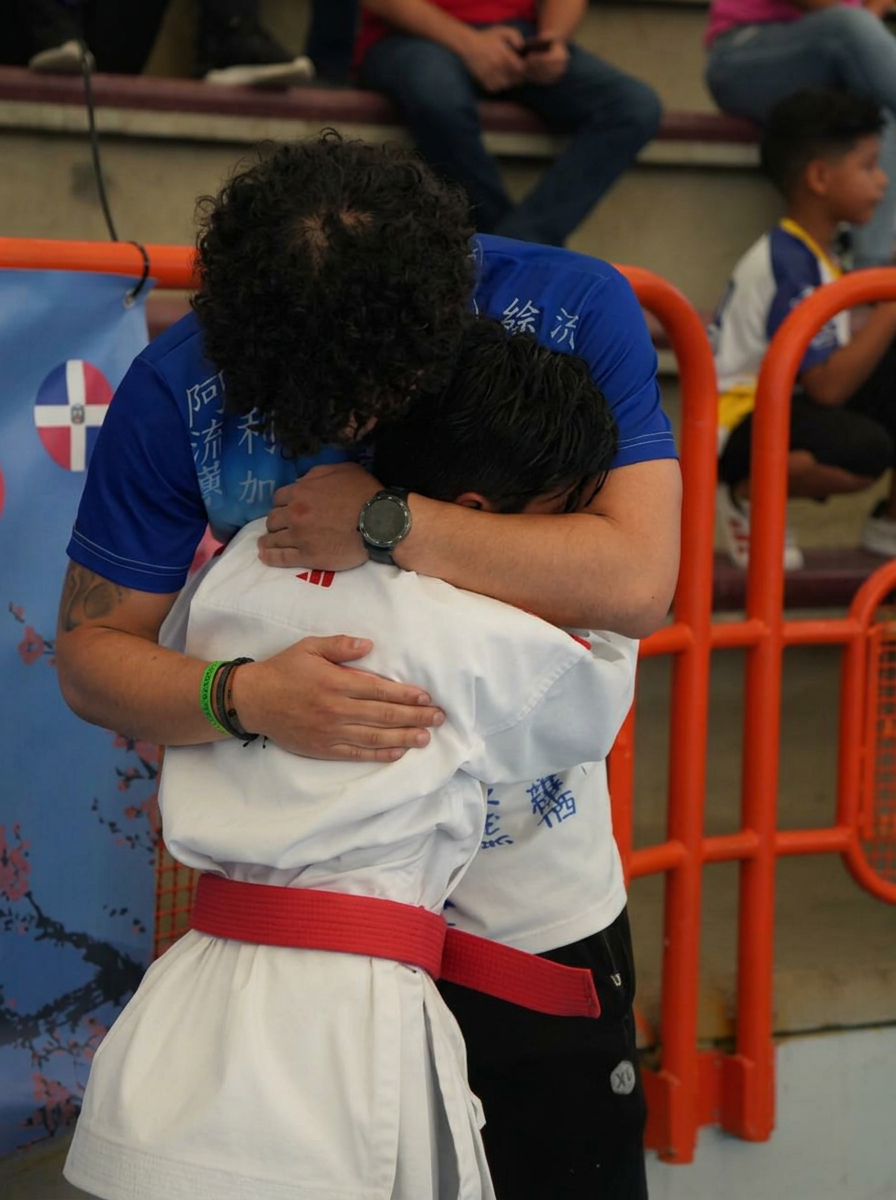 Sensei Alexander abraza a Cris después de competir